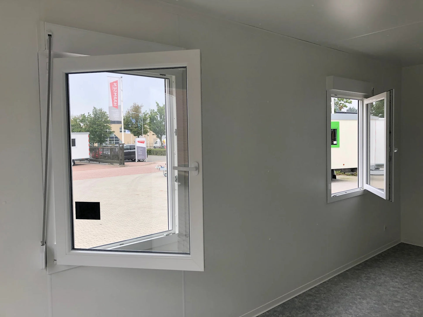 CONTENEDOR DE OFICINA 6 X 3 M CON DOS VENTANAS LATÉRALES