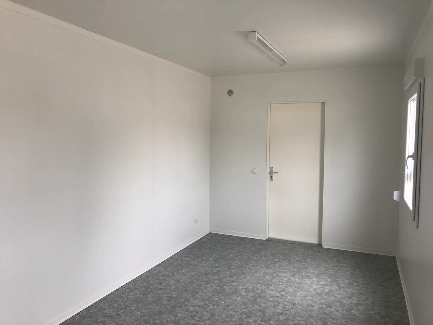 CONTENEDOR DE OFICINA 6 X 3 M CON DOS VENTANAS LATÉRALES