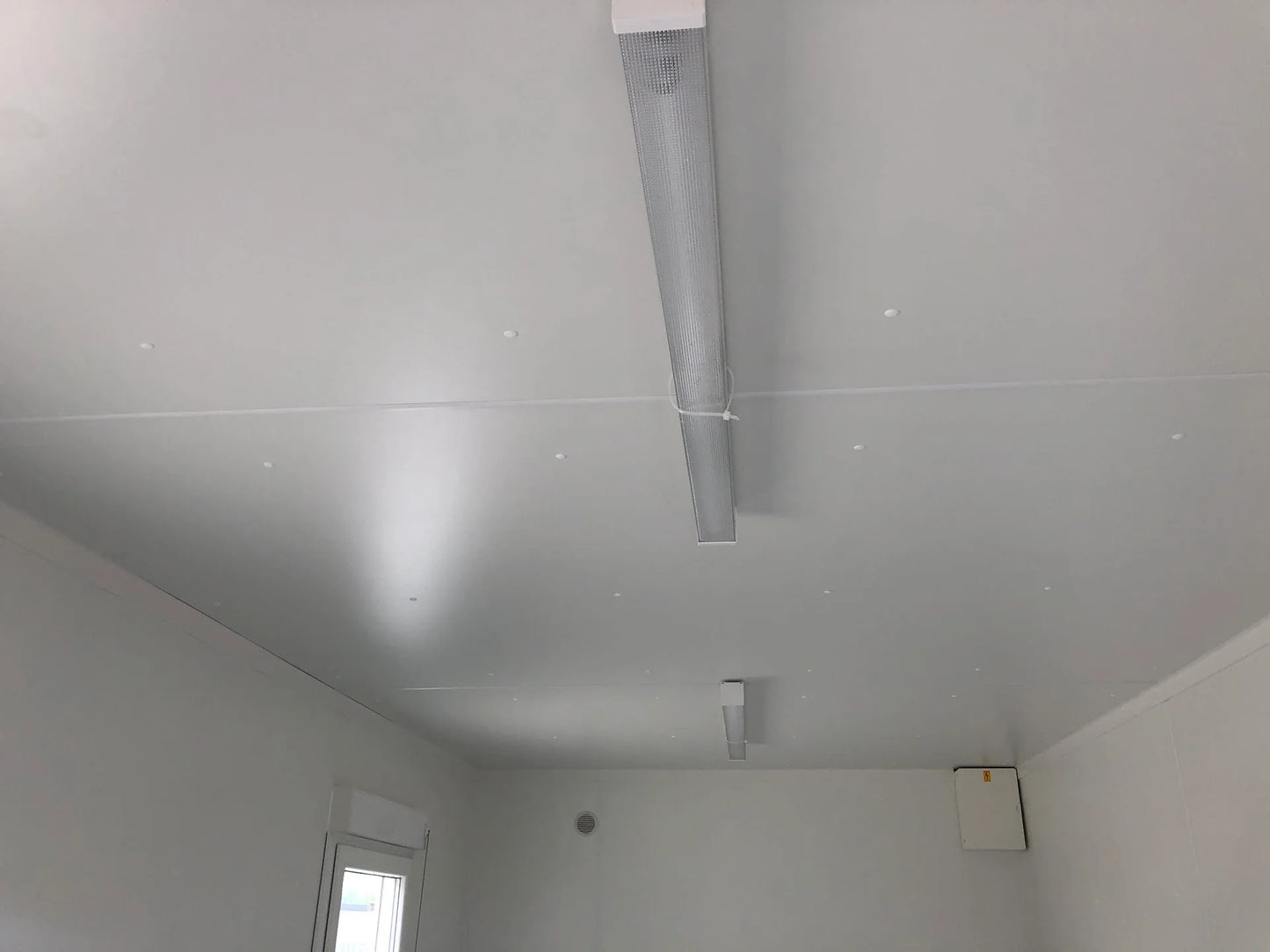 CONTENEDOR DE OFICINA 6 X 3 M CON DOS VENTANAS LATÉRALES