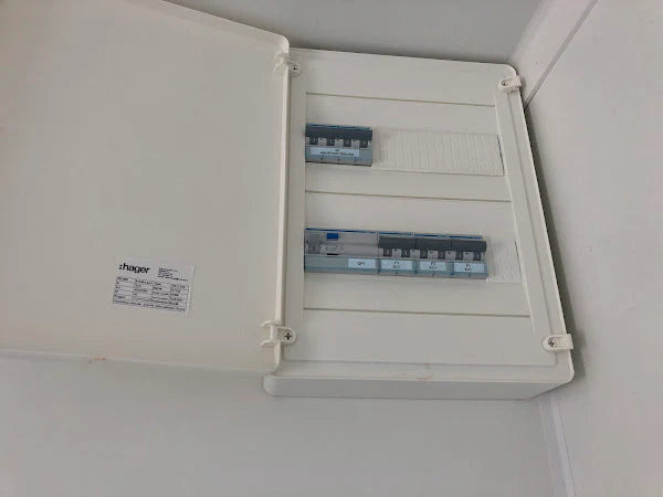 CONTENEDOR DE OFICINA 6 X 3 M CON DOS VENTANAS LATÉRALES